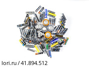 Salt and alkaline batteries, a source of energy for portable technology. AAA and AA batteries (2019 год). Редакционное фото, фотограф Леонид Еремейчук / Фотобанк Лори