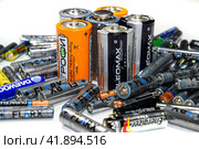 Salt and alkaline batteries, a source of energy for portable technology. AAA and AA batteries (2019 год). Редакционное фото, фотограф Леонид Еремейчук / Фотобанк Лори