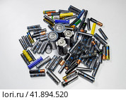 Salt and alkaline batteries, a source of energy for portable technology. AAA and AA batteries (2019 год). Редакционное фото, фотограф Леонид Еремейчук / Фотобанк Лори