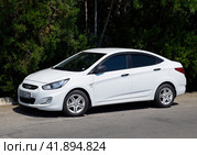 Parked on the side of the city road car Hyundai Solaris. (2018 год). Редакционное фото, фотограф Леонид Еремейчук / Фотобанк Лори