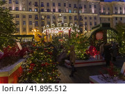 Ежегодный московский фестиваль "Путешествие в Рождество". Детская карусель на фестивальной площадке на Тверской площади. (2023 год). Редакционное фото, фотограф Сергей Рыбин / Фотобанк Лори