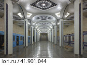 Центральный зал станции Туркестан Юнусабадской линии Ташкентского метро, Ташкент. Central hall of Turkiston metro station in Tashkent. Interior view. (2023 год). Редакционное фото, фотограф Александр Кузнецов / Фотобанк Лори