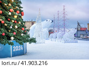 Праздничные медведи и ель, река Яуза, Новый год, Ростокино, Ростокинский акведук, Москва (2023 год). Редакционное фото, фотограф Baturina Yuliya / Фотобанк Лори