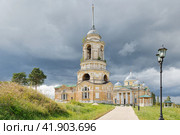 Старица, Тверская область, Россия, август 2021 года. Собор Бориса и Глеба и Пятницкая церковь и  в городе Старица. На старой колокольне растут деревья. Небо в пасмурных облаках. Редакционное фото, фотограф Сергей Никифоров-Гордеев / Фотобанк Лори