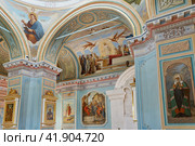 Старица, Тверская область, Россия, август 2021 года. Иконы и рисунки на библейские в Троицком Храме Старицкого Свято-Успенского монастыря. Редакционное фото, фотограф Сергей Никифоров-Гордеев / Фотобанк Лори