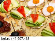 Канапе с мясом, салатом, сыром, огурцами и помидорами.  Закуска на шпажках. Стоковое фото, фотограф Pukhov K / Фотобанк Лори