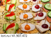 Канапе с мясом, салатом, сыром, огурцами и помидорами.  Закуска на шпажках. Стоковое фото, фотограф Pukhov K / Фотобанк Лори