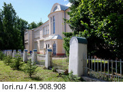 Школа № 2 им. Короленко В.Г в центре города Ногинска, Московская область. Building and park of Korolenko school in Sovetskaya street of Noginsk. Sunny summer view. (2020 год). Стоковое фото, фотограф Александр Кузнецов / Фотобанк Лори