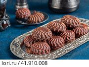 marshmallow in chocolate or marshmallow with a cup of coffee on a gray background of concrete and linen fabric. side view. Стоковое фото, фотограф Ирина Ручушкина / Фотобанк Лори