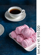 Strawberry marshmallows or marshmallows with a cup of tea. Natural Dietary Marshmallows. Стоковое фото, фотограф Ирина Ручушкина / Фотобанк Лори