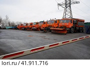 Парковка грузовиков для уборки снега с улиц в Москве. Custom vehicles for snow cleaning on the parking. (2020 год). Редакционное фото, фотограф Александр Кузнецов / Фотобанк Лори