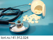 A jar with scattered white pills and a close-up phonendoscope. Стоковое фото, фотограф Ярославский Максим / Фотобанк Лори