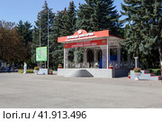 Сцена на территории санатория "Виктория". Ессентуки, Ставропольский край (2023 год). Редакционное фото, фотограф Сергей Афанасьев / Фотобанк Лори