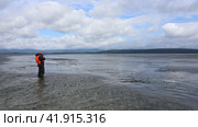 Фотограф по колено в воде на озере Буссе, Сахалин. Стоковое фото, фотограф Ольга Корабельникова / Фотобанк Лори