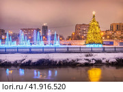 Праздничные белые медведи и ель, Умка, река Яуза, Новый год, Ростокино, Ростокинский акведук, Москва (2023 год). Редакционное фото, фотограф Baturina Yuliya / Фотобанк Лори