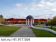 Тобольск. Беседка в парке Ермака (2023 год). Редакционное фото, фотограф Литвяк Игорь / Фотобанк Лори