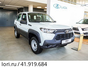 Brand new Lada Niva Travel offroad vehicle next the office of official dealer (2023 год). Редакционное фото, фотограф FotograFF / Фотобанк Лори