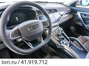 Interior design of Geely Monjaro vehicle, control board, steering wheel (2023 год). Редакционное фото, фотограф FotograFF / Фотобанк Лори
