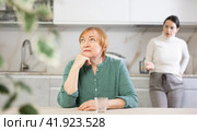 Adult woman and young woman during quarrel in kitchen. Стоковое фото, фотограф Яков Филимонов / Фотобанк Лори
