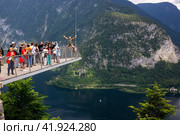 Смотровая площадка Hallstatt SkyWalk с панорамным видом (2023 год). Редакционное фото, фотограф V.Ivantsov / Фотобанк Лори