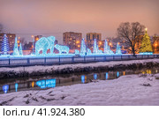 Праздничные белые медведи и ель, Умка, река Яуза, Новый год, Ростокино, Ростокинский акведук, Москва (2023 год). Редакционное фото, фотограф Baturina Yuliya / Фотобанк Лори