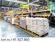 Interior of the Nakhodka grocery store. Nakhodka is a Russian retail discounter with low prices (2023 год). Редакционное фото, фотограф FotograFF / Фотобанк Лори