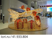 Istanbul, Turkey 12.31.23: international airport Istanbul Havalimani IST. New Year and Christmas decorations, garlands, small architectural forms. Multi-colored light bulbs create festive atmosphere. Редакционное фото, фотограф Юлия Петровская / Фотобанк Лори