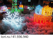 New Year and Christmas decorations, garlands, small architectural forms. Multi-colored light bulbs create festive atmosphere. A snowflake. Стоковое фото, фотограф Юлия Петровская / Фотобанк Лори