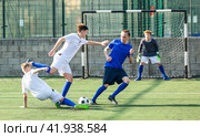 Junior football teams having scrimmage. Стоковое фото, фотограф Яков Филимонов / Фотобанк Лори