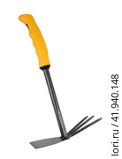 Садовый инструмент для прополки грядок на белом фоне. Garden hoe tool isolated on white background. Стоковое фото, фотограф Татьяна Д / Фотобанк Лори