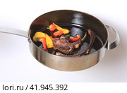 Мясо жареное на косточке с перцем в сковороде на белом фоне. Стоковое фото, фотограф Яна Королёва / Фотобанк Лори