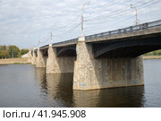 Нововолжский мост через Волгу в Твери, Россия (2023 год). Стоковое фото, фотограф Елена Коромыслова / Фотобанк Лори