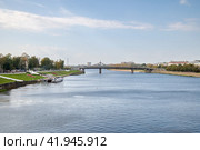 Осенний вид на Староволжский мост и реку Волгу в Твери, Россия (2023 год). Редакционное фото, фотограф Елена Коромыслова / Фотобанк Лори