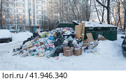 Огромные кучи мусора своевременно не вывезенные на полигон (2024 год). Стоковое фото, фотограф Владимир Чинин / Фотобанк Лори