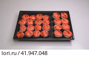 Руки человека снимают запотевшую пластиковую крышку с контейнера с вкусными запеченными роллами. Стоковое видео, видеограф Sergei Gorin / Фотобанк Лори
