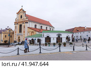 Tourists walk the Cyril and Methodius Street. Minsk, Belarus (2024 год). Редакционное фото, фотограф EugeneSergeev / Фотобанк Лори