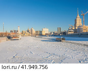 По замершей реке Москве идет пассажирское электросудно (2024 год). Редакционное фото, фотограф Владимир Чинин / Фотобанк Лори