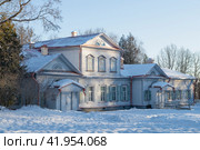 У старинного дома российского промышленника и мецената С.И. Мамонтова в усадьбе Абрамцево морозным январским днем. Московская область (2024 год). Редакционное фото, фотограф Виктор Карасев / Фотобанк Лори