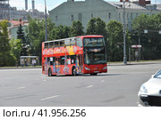Двухэтажный экскурсионный автобус City Sihgtseeng. Моховая улица. Москва (2014 год). Редакционное фото, фотограф lana1501 / Фотобанк Лори