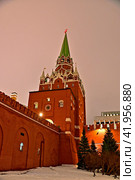 Ночная подсветка Троицкой башни Московского Кремля. Город Москва (2023 год). Редакционное фото, фотограф Александр Тараканов / Фотобанк Лори