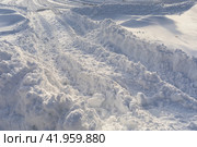 Uncleared road covered with snow with tractor marks. Стоковое фото, фотограф Сергей Чайко / Фотобанк Лори