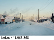 Winter village of Cherdyn. Winter road through a snow-covered village, severe frost, snow haze. Стоковое фото, фотограф Саблин Станислав / Фотобанк Лори