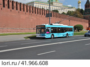 Троллейбус на рейсе. Кремлевская набережная. Москва (2014 год). Редакционное фото, фотограф lana1501 / Фотобанк Лори