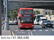 Двухэтажный экскурсионный автобус City Sihgtseeng. Кремлевская набережная. Москва (2014 год). Редакционное фото, фотограф lana1501 / Фотобанк Лори