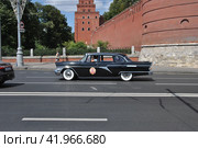Автопробег с участием ретро-автомобилей, приуроченный к 121-летию ГУМа, 26 июля 2014. Кремлевская набережная. Москва. Редакционное фото, фотограф lana1501 / Фотобанк Лори