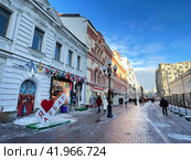 Артобъект "Я люблю Арбат" рядом с домом 34. Россия, город Москва. Редакционное фото, фотограф Овчинникова Ирина / Фотобанк Лори