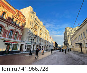 Старые доходные дома на улице Арбат в Москве зимой в солнечную морозную погоду. Россия. Редакционное фото, фотограф Овчинникова Ирина / Фотобанк Лори