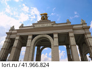 20 August 2023, Moscow, Russia: Famous Main Gates to VDNH complex in Moscow. Редакционное фото, фотограф Darja Belikova / Фотобанк Лори