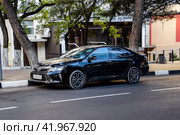 Car Toyota Camry parked at the edge of the roadway. (2018 год). Редакционное фото, фотограф Леонид Еремейчук / Фотобанк Лори