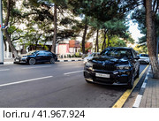 Car Toyota Camry and BMW X3 parked at the edge of the roadway. (2018 год). Редакционное фото, фотограф Леонид Еремейчук / Фотобанк Лори